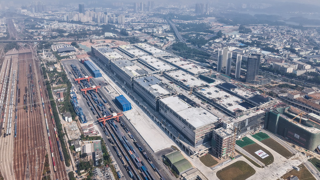 这是12月30日拍摄的深圳平湖南综合物流枢纽(无人机照片)。