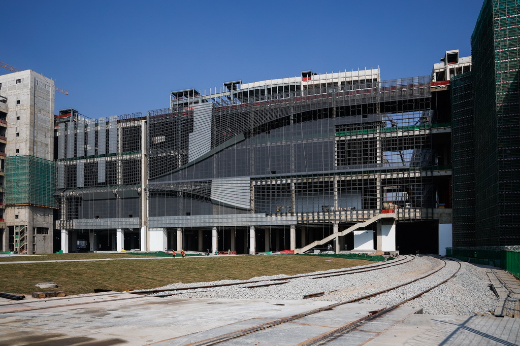 联通杭深铁路、广深铁路的路轨自南向北贯穿深圳平湖南综合物流枢纽（12月30日摄）。