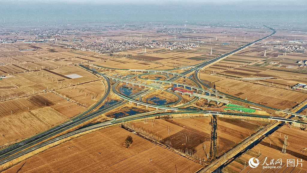 航拍位於菏澤市鄆城縣喉咽集鎮的鄆鄄高速項目喉咽集樞紐互通。