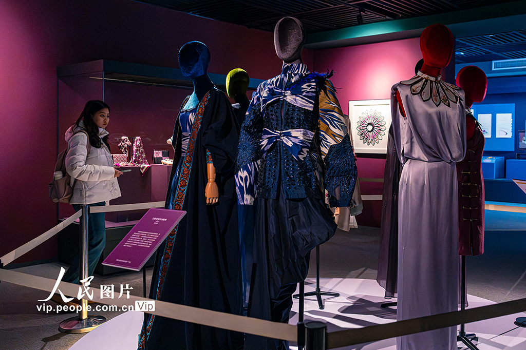 江蘇蘇州:“錦繡中華·霓裳同心——蘇韻江南與絲路哈密服飾文化展”正式開展【7】