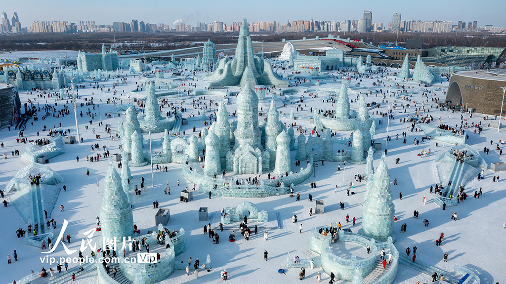 黑龙江哈尔滨：冰雪大世界游人如织