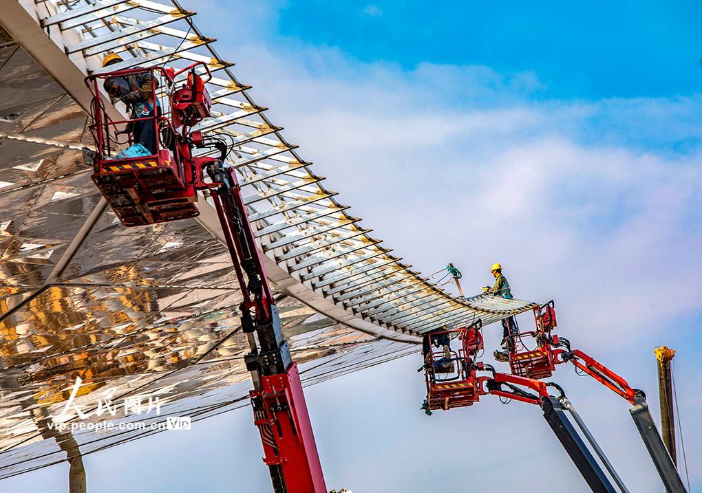 2024年6月30日，副中心樞紐“京帆”屋蓋空中安裝施工現場。