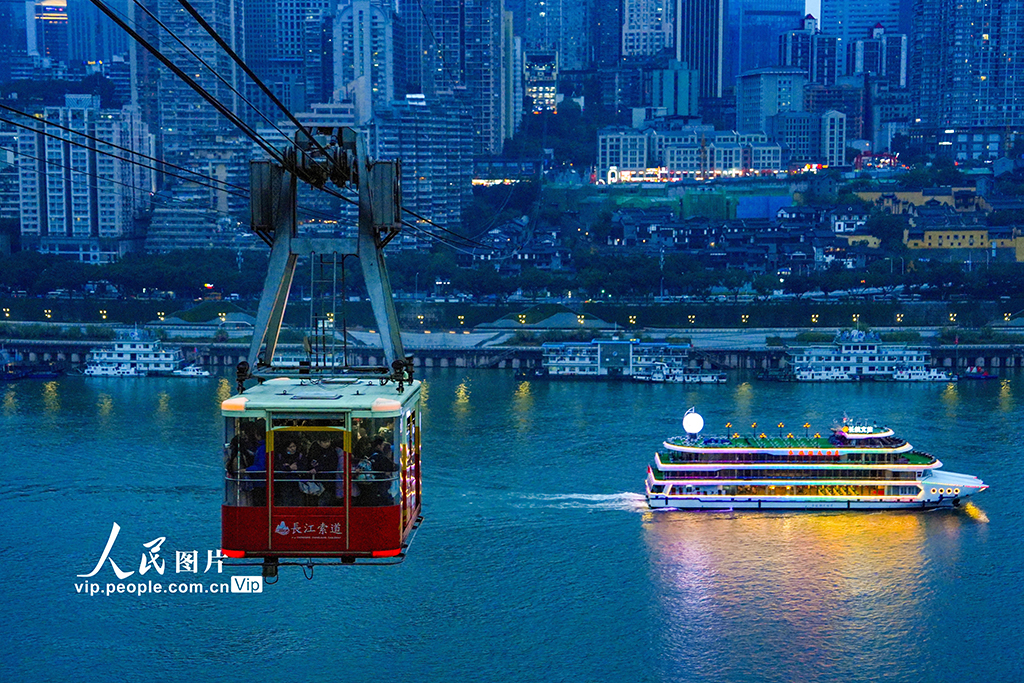 重庆：长江索道迎客流高峰【2】