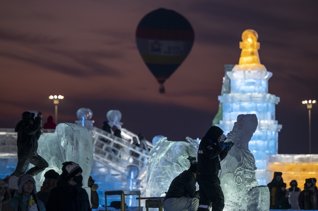 1月3日，參賽選手在哈爾濱冰雪大世界園區內進行冰雕創作。