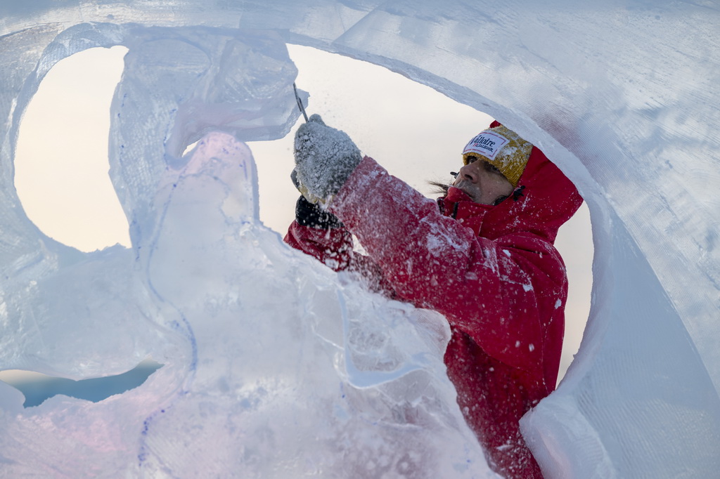 1月3日，参赛选手在哈尔滨冰雪大世界园区内进行冰雕创作。