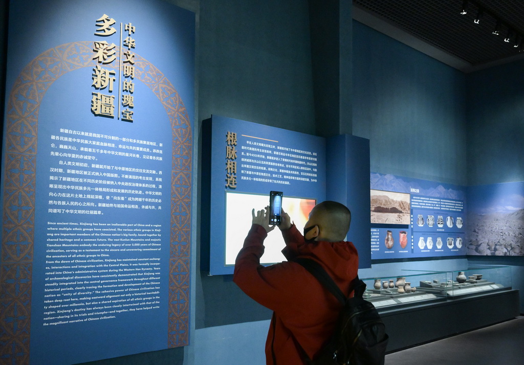 1月3日，参观者在中国考古博物馆参观《多彩新疆——中华文明的瑰宝》展览。