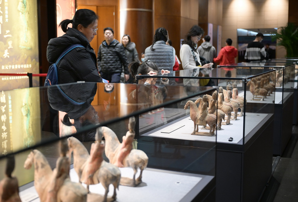 1月3日，觀眾在中國考古博物館參觀北朝灣漳壁畫墓陶騎馬俑展區。
