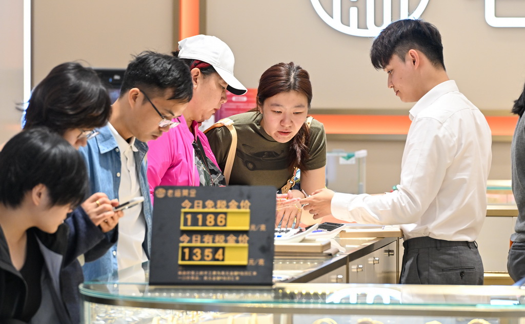 游客在中免集团海口日月广场免税店选购免税商品(1月1日摄)。