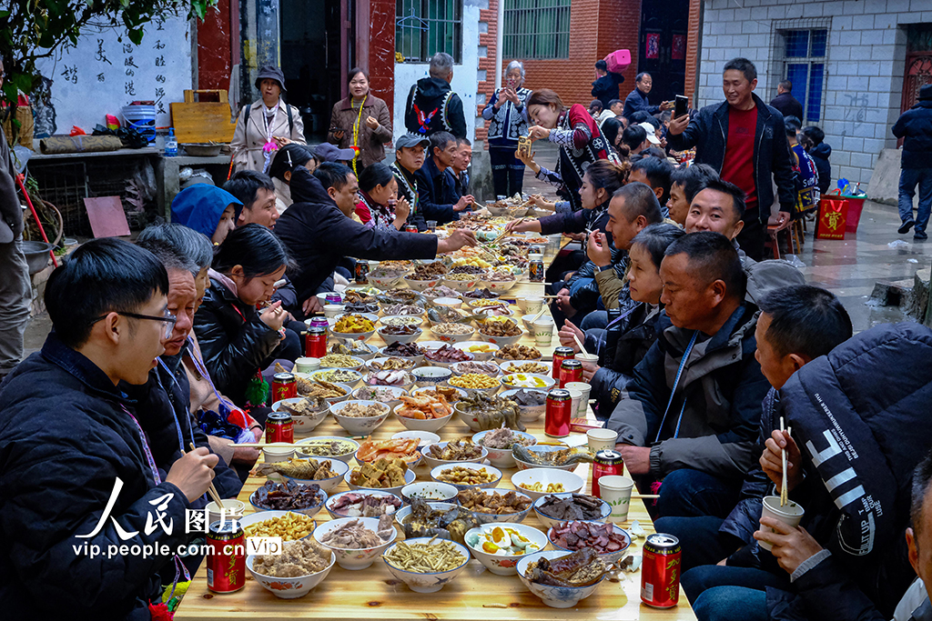 云南元阳：哈尼长街宴热闹非凡【2】