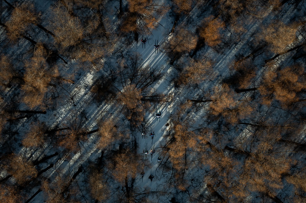 1月4日，參賽選手在比賽中（無人機照片）。