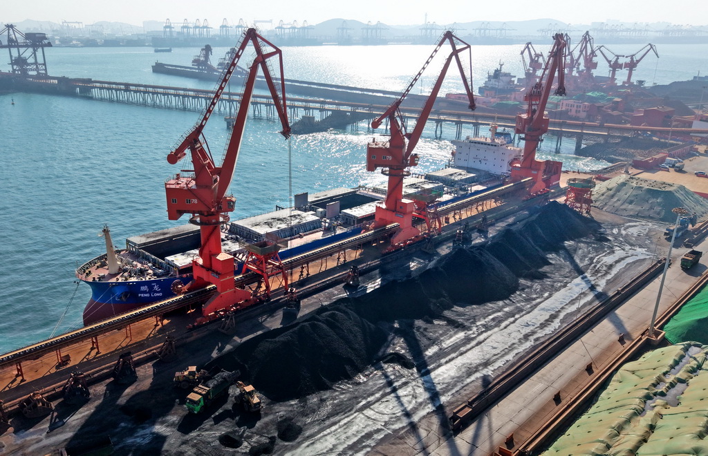 1月5日，在青島港前灣港區86泊位，“鵬龍”輪在進行卸煤作業（無人機照片）。