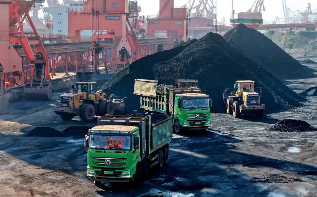 1月5日，在青島港前灣港區86泊位，工程車輛在進行煤炭轉運作業（無人機照片）。