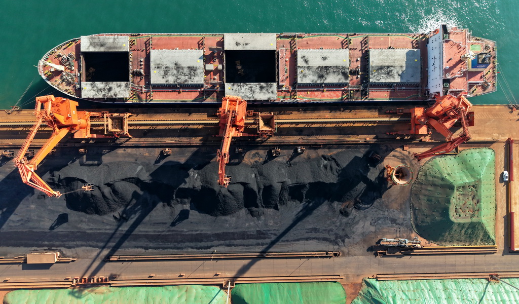 1月5日,在青島港前灣港區86泊位,“鵬龍”輪在進行卸煤作業(無人機照片)。