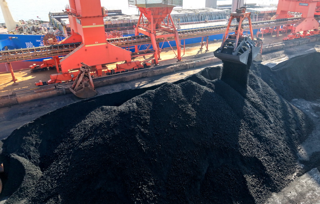 1月5日，在青島港前灣港區86泊位，“鵬龍”輪在進行卸煤作業（無人機照片）。