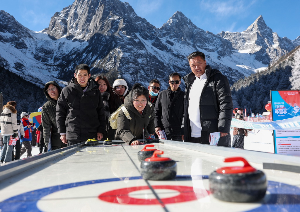 1月5日，游客在理县毕棚沟滑雪场里玩桌面冰壶球。