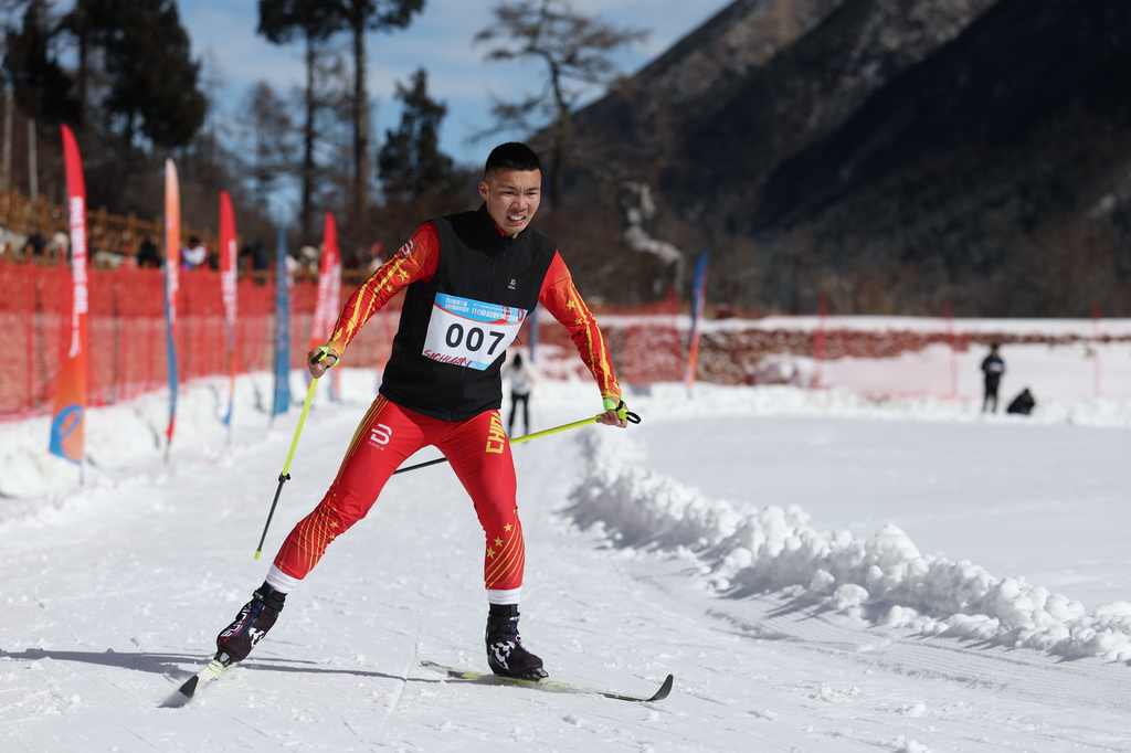 1月5日,在理县毕棚沟滑雪场,选手参加川渝越野滑雪赛。