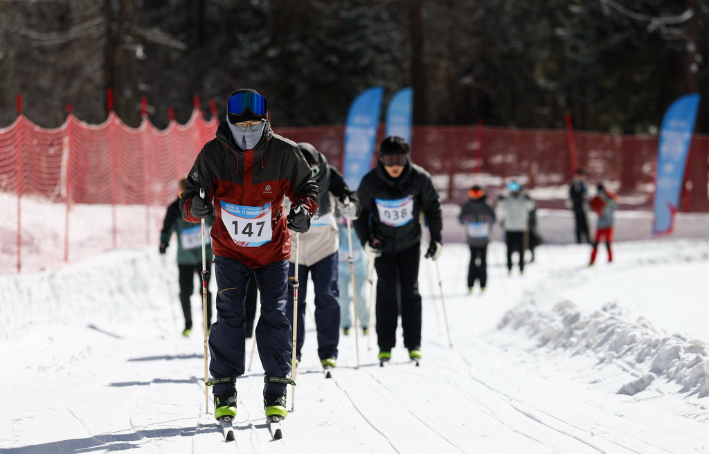 1月5日,在理县毕棚沟滑雪场,选手们参加川渝越野滑雪赛。
