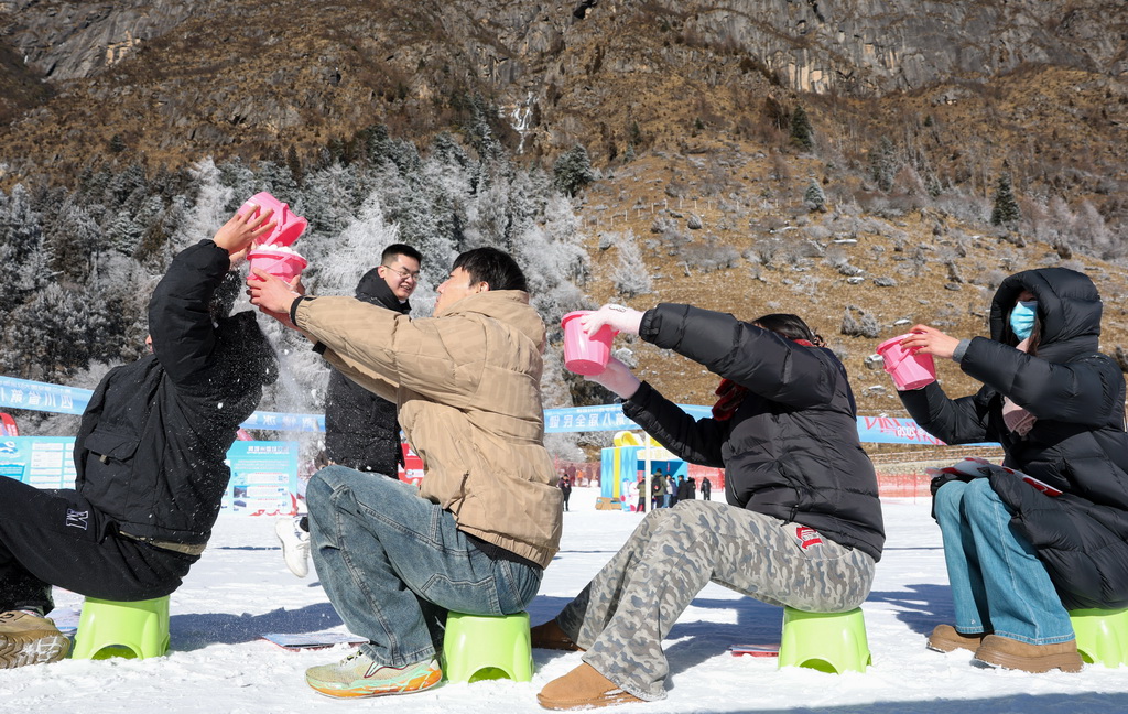 1月5日，游客在理县毕棚沟滑雪场里玩“传雪挑战”游戏。