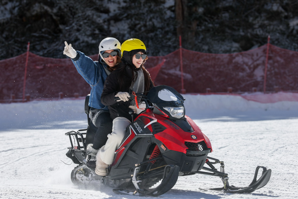 1月5日，在理縣畢棚溝滑雪場，兩名游客在玩雪地摩托車。