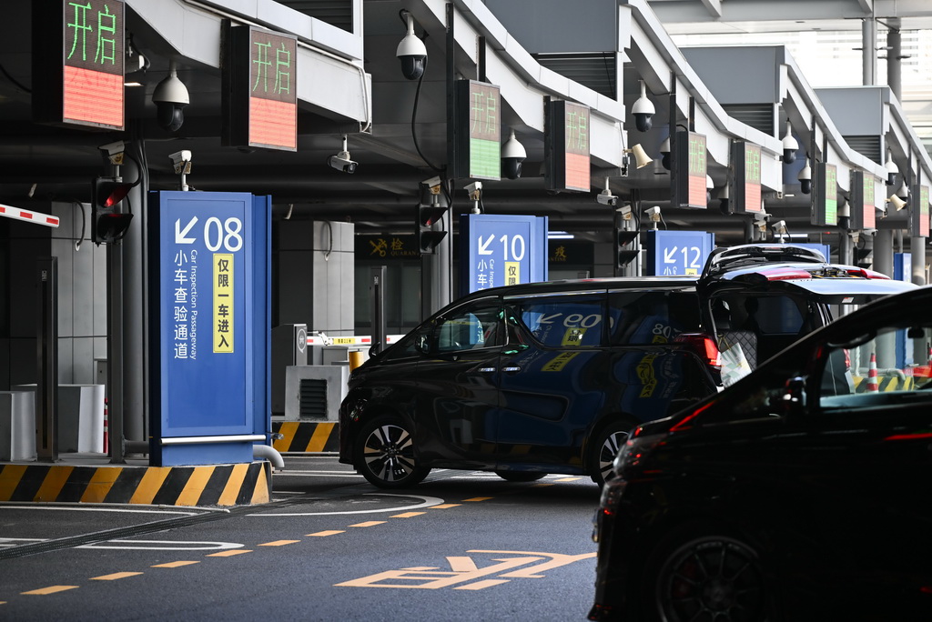 1月6日，在港珠澳大橋珠海公路口岸，車輛有序過關。