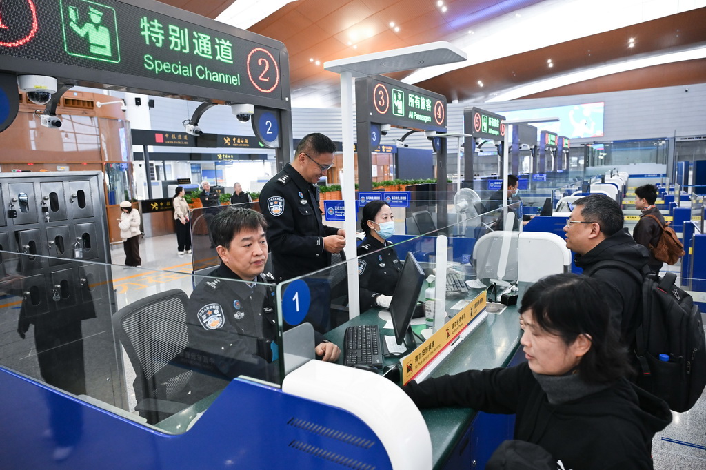 1月6日，在港珠澳大橋珠海公路口岸，旅客在人工查驗通道等待過關。