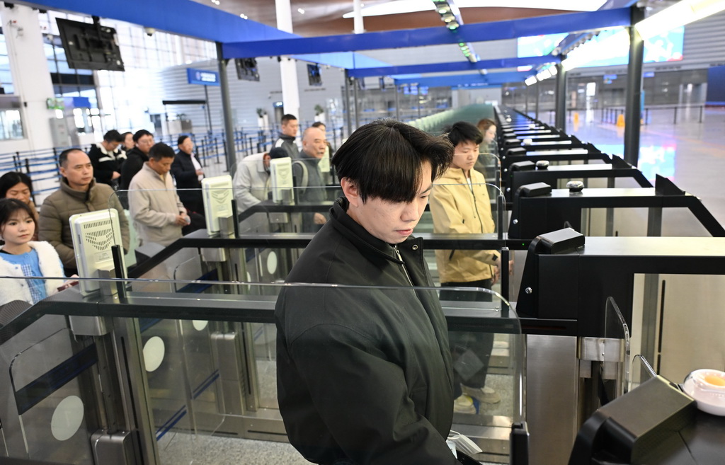 1月6日，在港珠澳大橋珠海公路口岸，旅客在自助查驗通道過關。