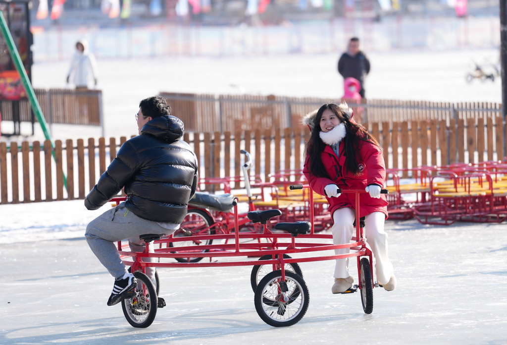 1月5日，游客在長春市南湖公園公益冰場上游玩。新華社記者 顏麟蘊 攝