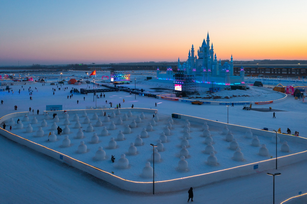 1月5日，游客在長春市肆季南河岸線公園游玩（無人機照片）。新華社記者 許暢 攝