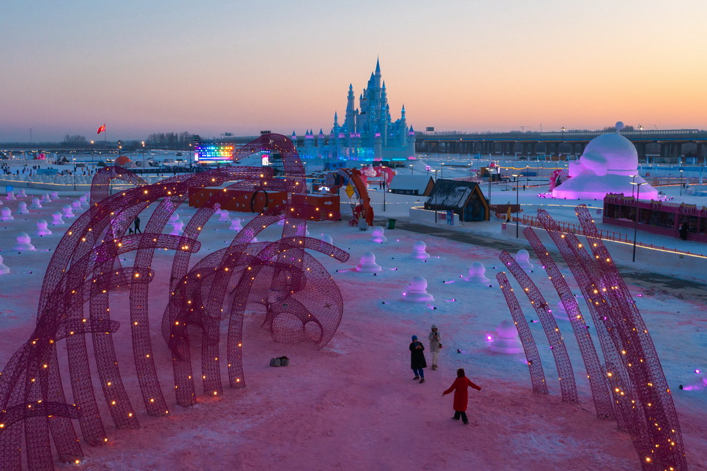 1月5日，游客在長春市肆季南河岸線公園游玩（無人機照片）。新華社記者 許暢 攝