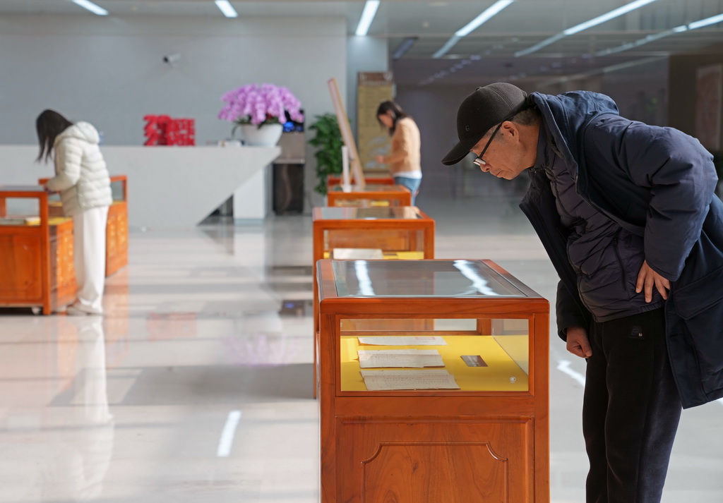 1月6日，参观者在展柜前驻足观看。