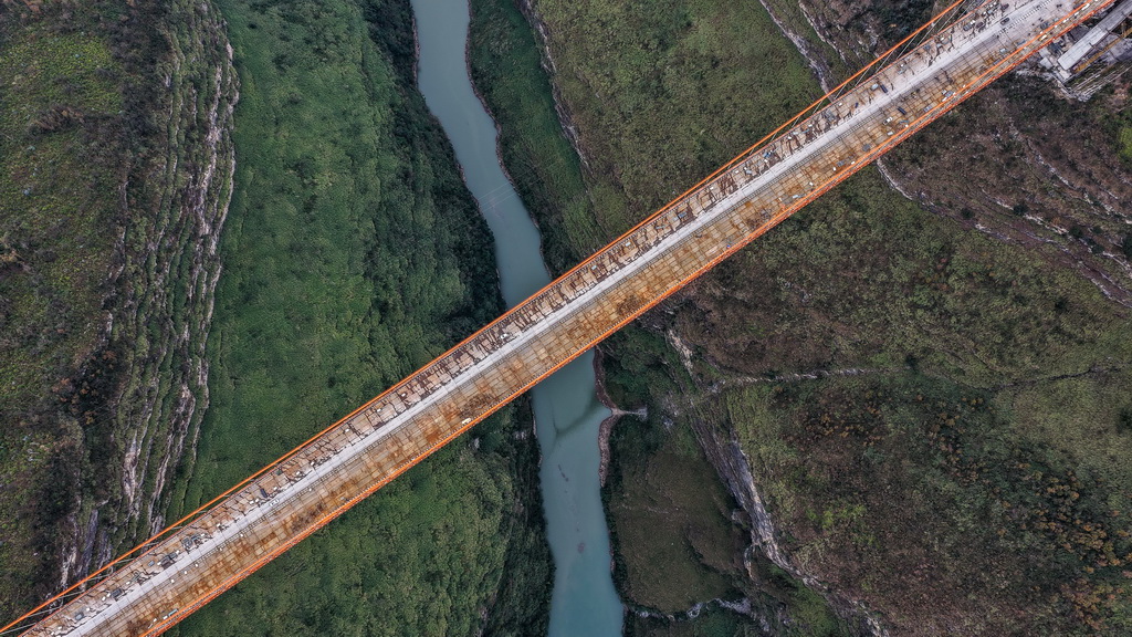 1月6日拍攝的主體工程已完工的安盤高速天門特大橋（無人機照片）。