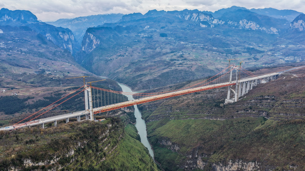 1月6日拍攝的主體工程已完工的安盤高速天門特大橋（無人機照片）。