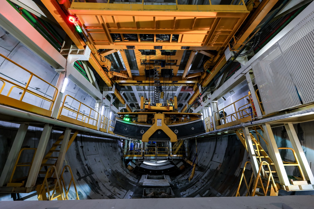 1月6日，中铁十四局施工人员在隧道内吊装管片。