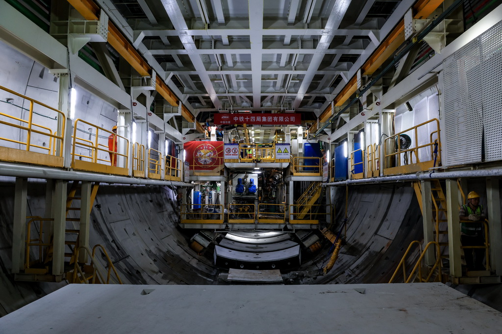 1月6日，“深江1號”盾構機在珠江入海口海平面下掘進。