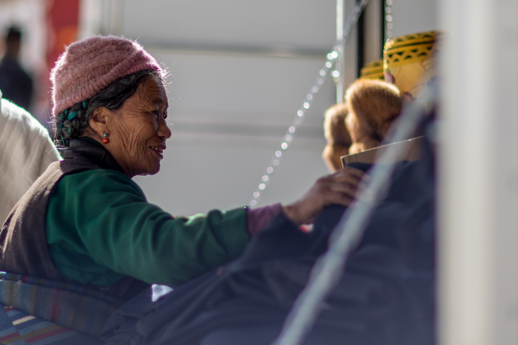 1月5日，森嘎村村民在集市上挑選服飾。