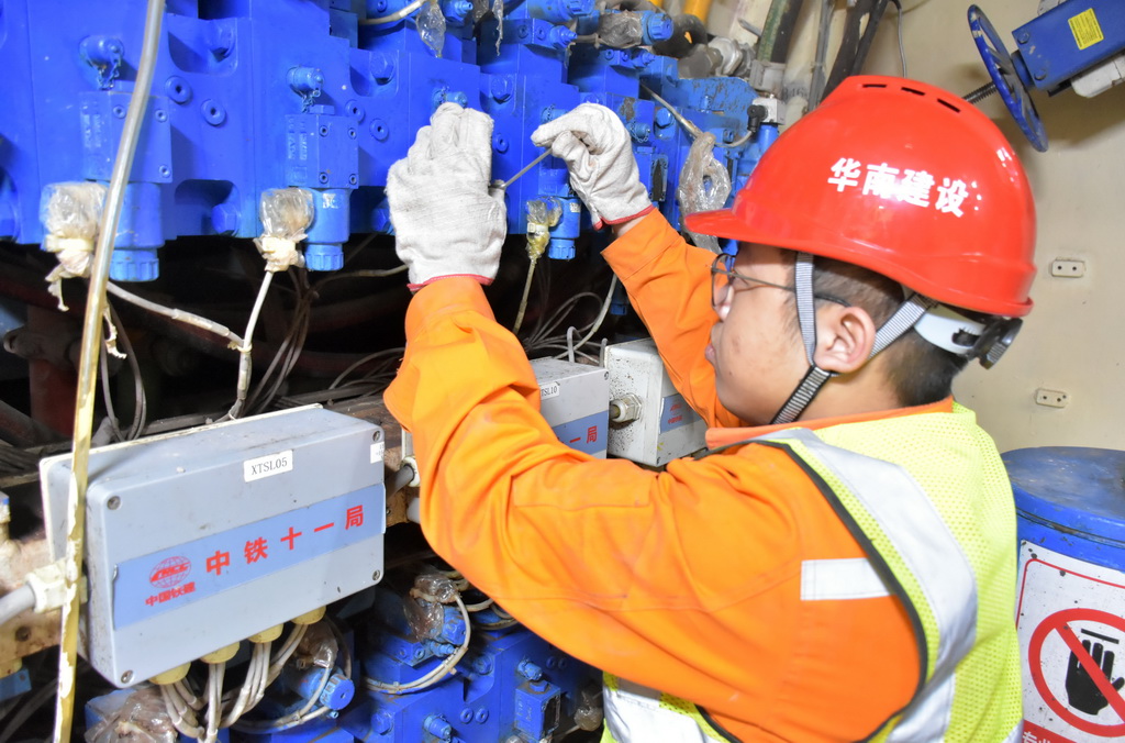 1月7日，工作人員在施工現場保養設備。