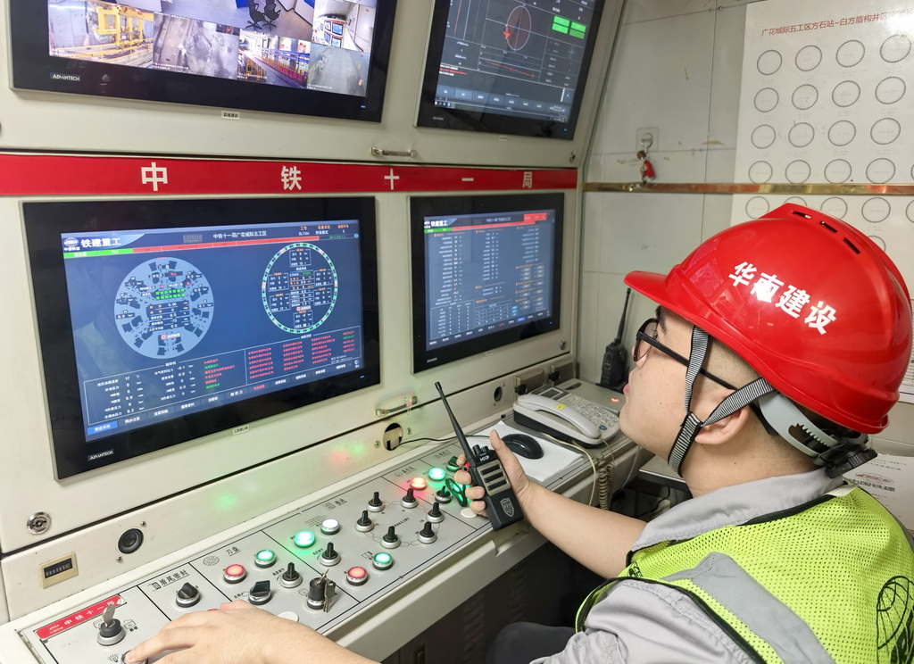 1月7日，工作人員在施工現場的控制室裡調控機械設備。