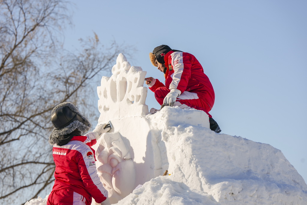 1月7日，在哈爾濱太陽島雪博會第28屆中國·哈爾濱國際雪雕比賽現場，選手在進行雪雕創作。新華社記者 王鬆 攝