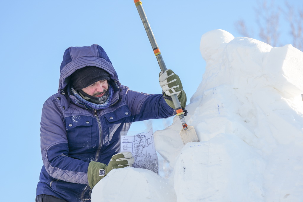 1月7日，在哈爾濱太陽島雪博會第28屆中國·哈爾濱國際雪雕比賽現場，選手在進行雪雕創作。新華社記者 王鬆 攝