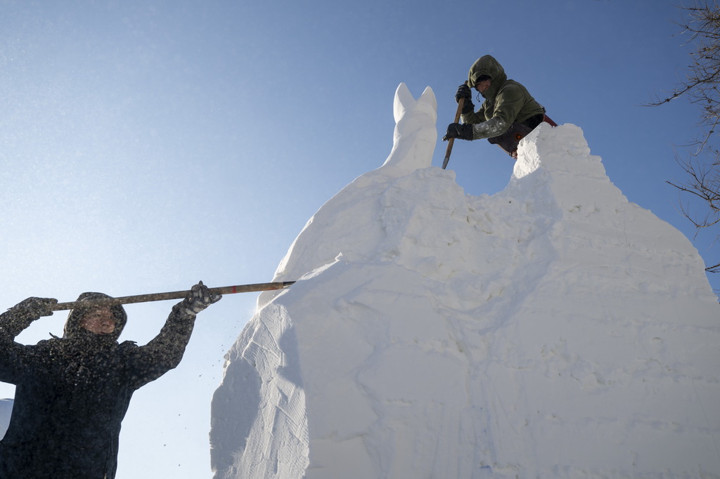 1月7日，在哈爾濱太陽島雪博會第28屆中國·哈爾濱國際雪雕比賽現場，選手在進行雪雕創作。新華社記者 張濤 攝
