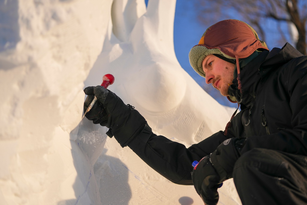 1月7日，在哈爾濱太陽島雪博會第28屆中國·哈爾濱國際雪雕比賽現場，選手在進行雪雕創作。新華社記者 王建威 攝