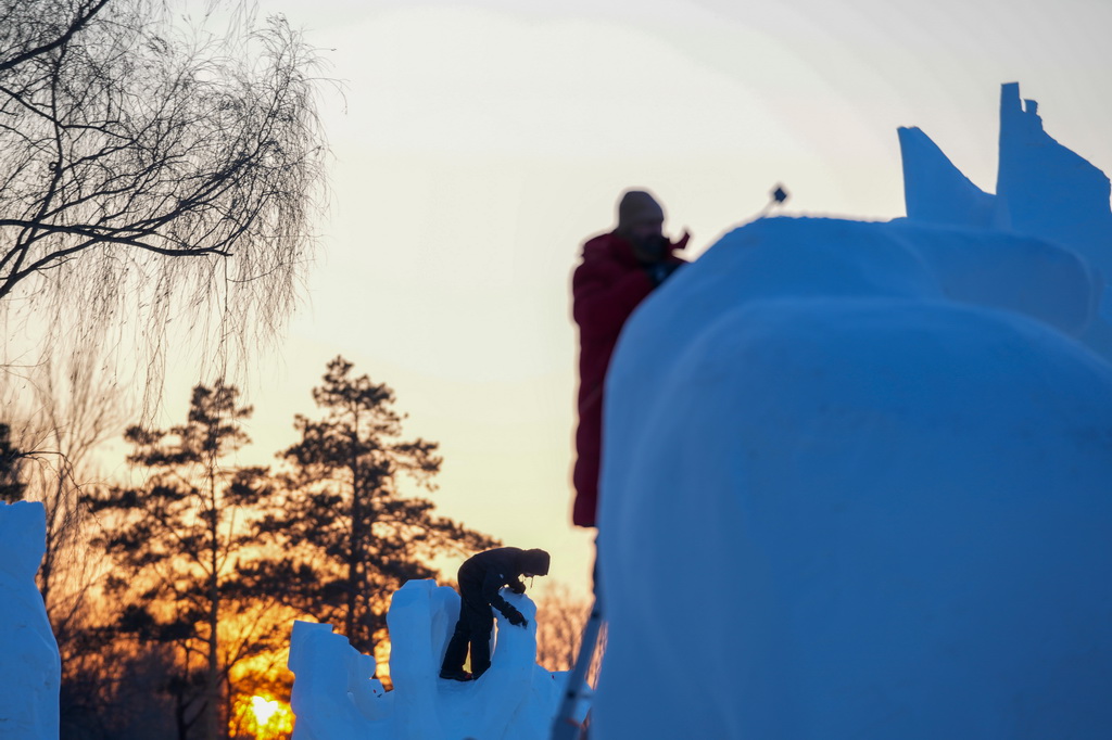 1月7日，在哈爾濱太陽島雪博會第28屆中國·哈爾濱國際雪雕比賽現場，選手在進行雪雕創作。新華社記者 王建威 攝