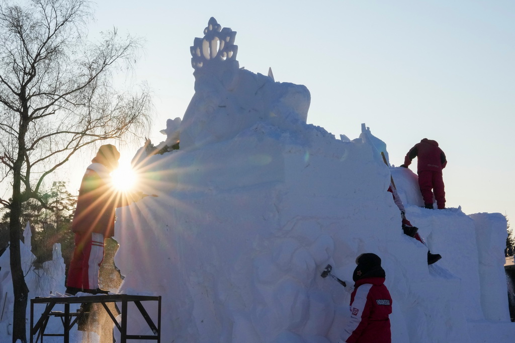 1月7日，在哈爾濱太陽島雪博會第28屆中國·哈爾濱國際雪雕比賽現場，選手在進行雪雕創作。新華社記者 王建威 攝