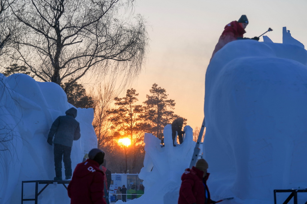 1月7日，在哈爾濱太陽島雪博會第28屆中國·哈爾濱國際雪雕比賽現場，選手在進行雪雕創作。新華社記者 王建威 攝