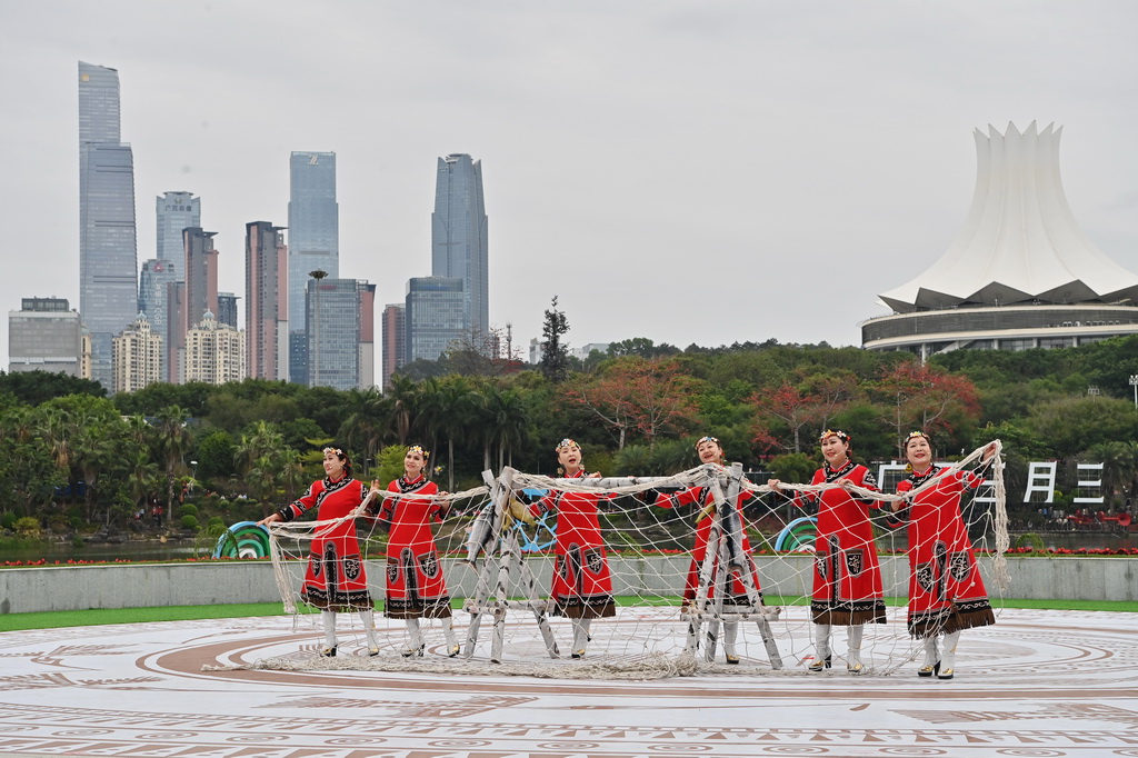 2025年3月31日，黑龍江村歌隊隊員在“廣西三月三·八桂嘉年華”開幕式暨“四季村歌”活動啟動儀式現場演唱《烏蘇裡船歌》。新華社記者 周華 攝