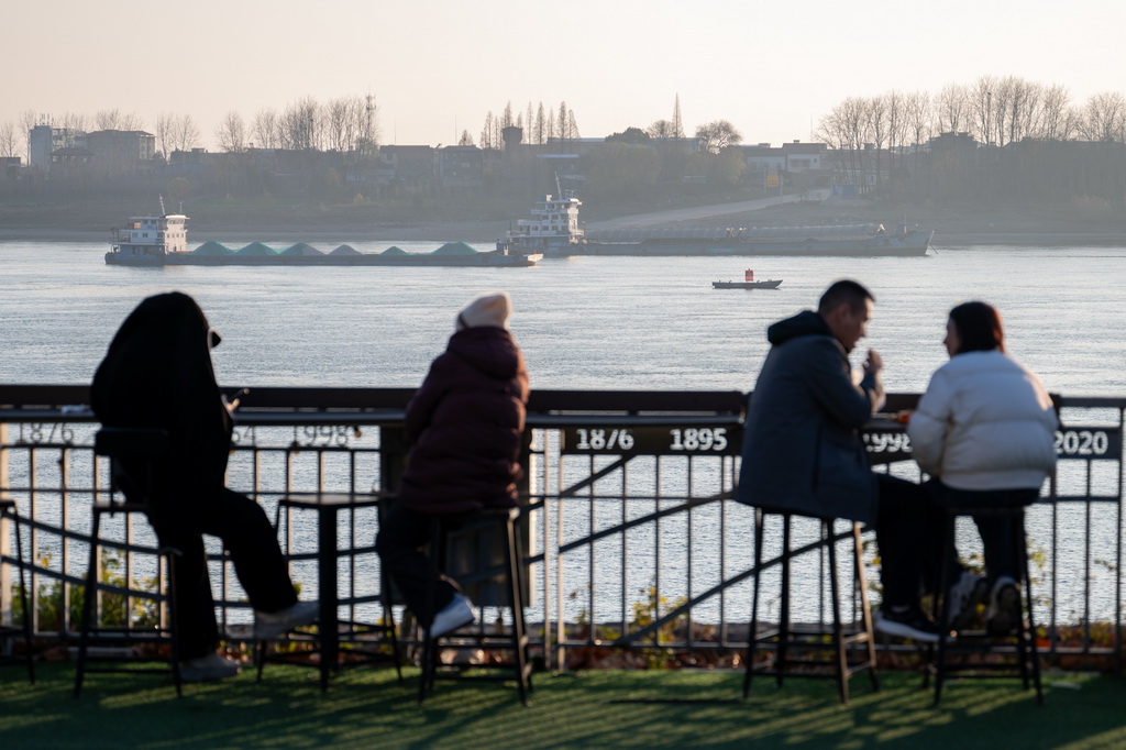 1月7日，游客在湖北省荊州市沙市洋碼頭文創園休憩。