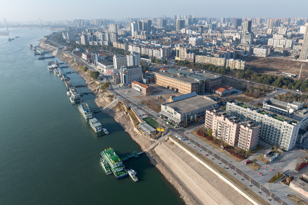 这是1月7日拍摄的位于长江边的湖北省荆州市沙市洋码头文创园(无人机照片)。