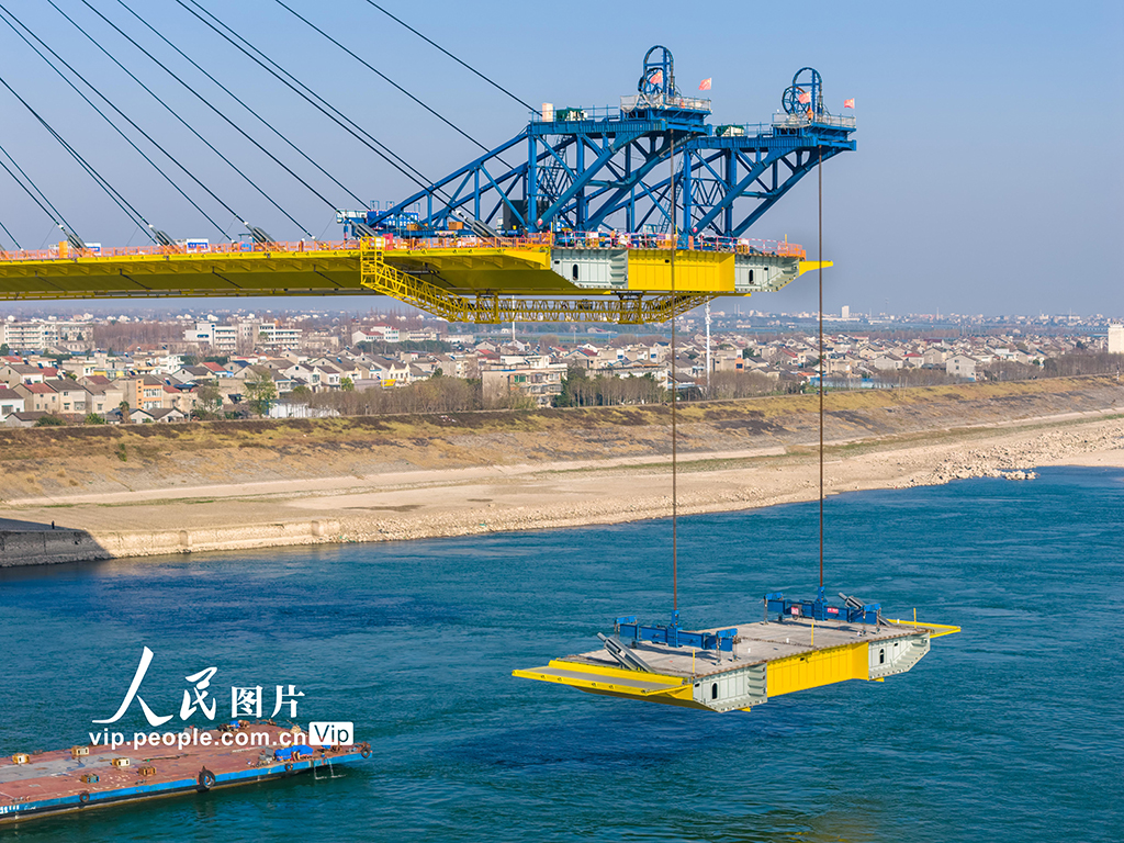 湖北宜昌：枝江長江大橋鋼箱梁吊裝有序推進【4】