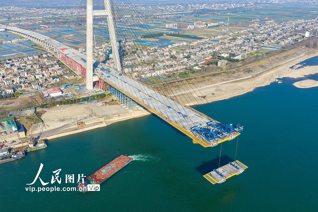 湖北宜昌:枝江长江大桥钢箱梁吊装有序推进【2】