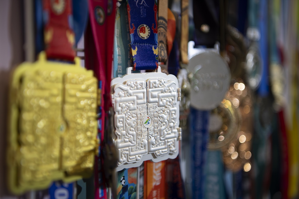 1月8日，一家奖牌生产企业在博览会上展示各种马拉松赛事奖牌。